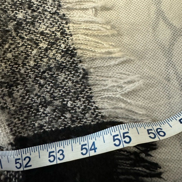 100% polyester scarf. Extra large - Picture 3 of 4